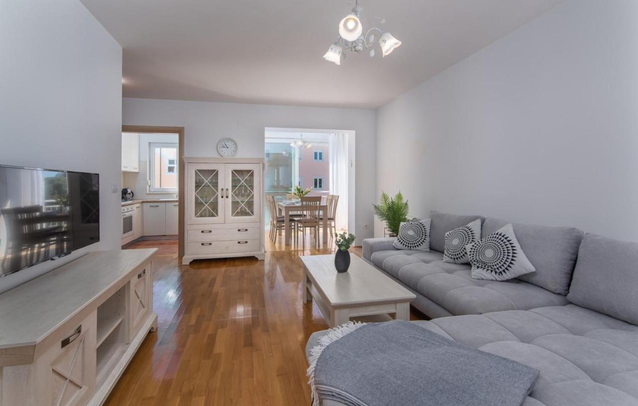 Apartment Melarnian Near The Beach In Umag Exteriér fotografie