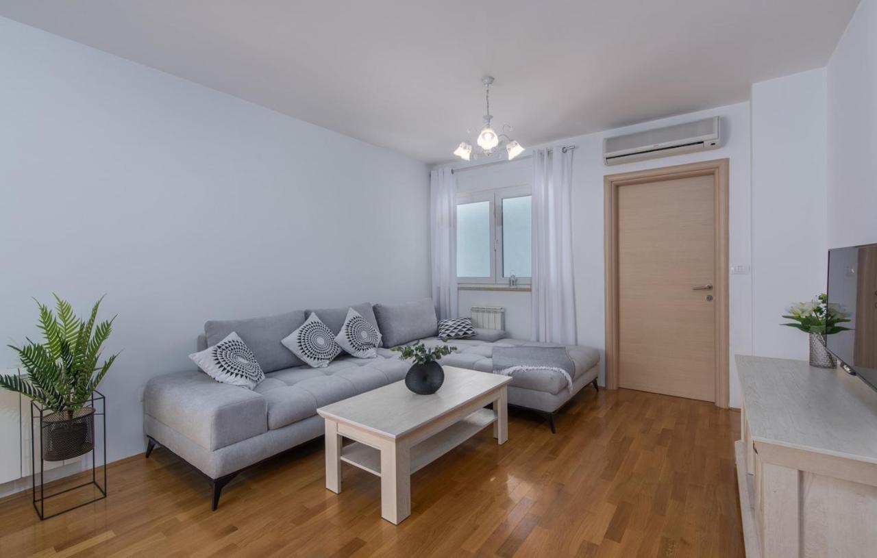 Apartment Melarnian Near The Beach In Umag Exteriér fotografie